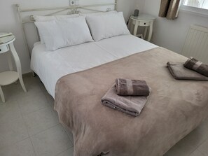 2 bedrooms, iron/ironing board, WiFi, bed sheets - Moraira winter sunshine escape - villa  with enclosed naya, C/H, two beds/baths (Teulada)