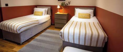 3 室のベッドルーム、客室ごとに異なる装飾、客室ごとに異なるインテリア、WiFi (無料)