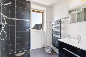 Dusche, Haartrockner, Handtücher