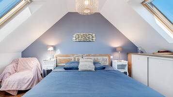 4 bedrooms, iron/ironing board, WiFi, bed sheets