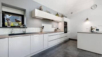 Køleskab, mikrobølgeovn, ovn, kogeplade