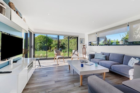 TV, fireplace. Ker Helo-ana – Just 120m from the Beach, Spacious Renovated House with Garden