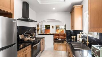 Kjøleskap, mikrobølgeovn, kokeplater og oppvaskmaskin