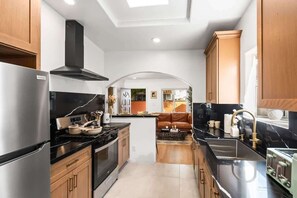 Geladeira, micro-ondas, cooktop, lava-louças