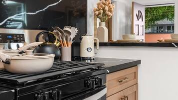 Kjøleskap, mikrobølgeovn, kokeplater og oppvaskmaskin