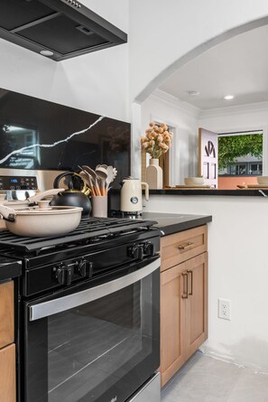 Kjøleskap, mikrobølgeovn, kokeplater og oppvaskmaskin