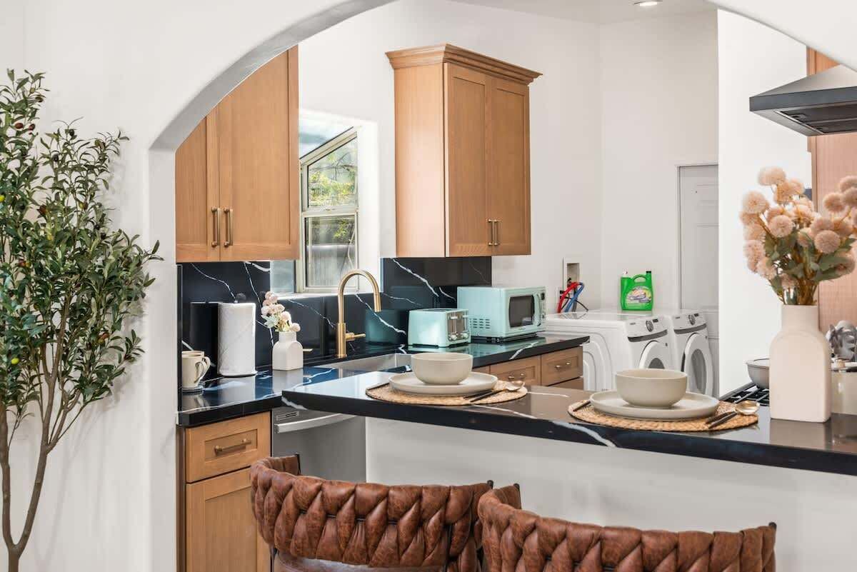 Jääkaappi, mikroaaltouuni, liesi, astianpesukone