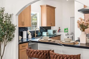 Kjøleskap, mikrobølgeovn, kokeplater og oppvaskmaskin