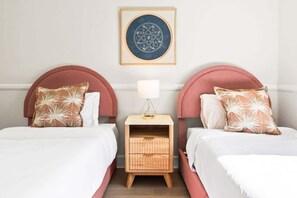 Tabla de planchar con plancha, wifi y ropa de cama 