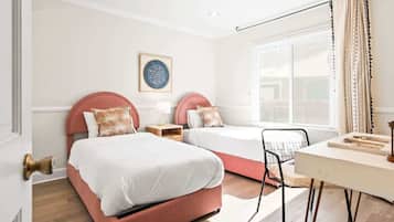 Tabla de planchar con plancha, wifi y ropa de cama