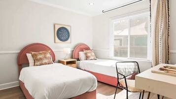 Tabla de planchar con plancha, wifi y ropa de cama