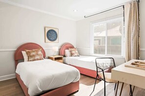 Tabla de planchar con plancha, wifi y ropa de cama 