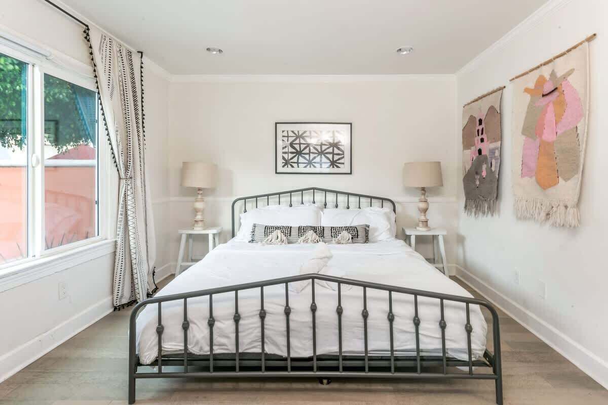 Tabla de planchar con plancha, wifi y ropa de cama 