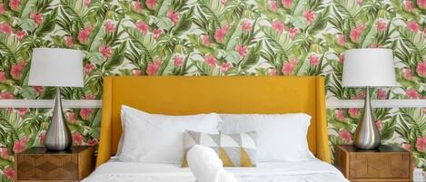 Tabla de planchar con plancha, cuna de viaje, wifi y ropa de cama