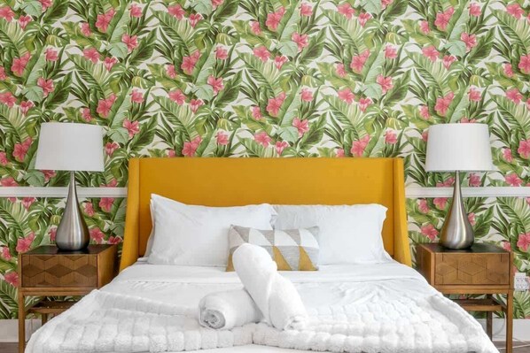 مكواة/لوح كي وسرير سفر وواي فاي وملاءات أسرّة