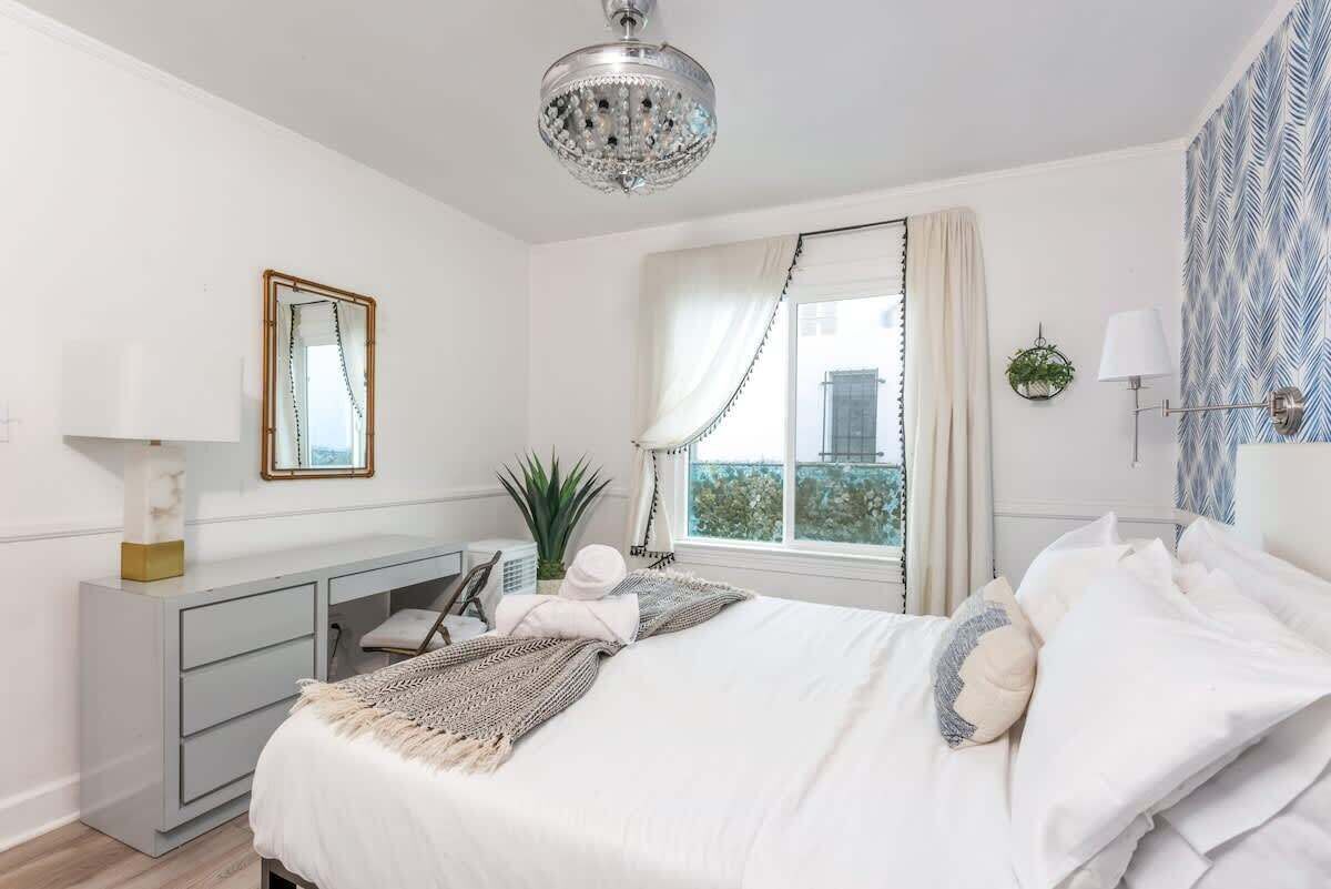 Een strijkplank/strijkijzer, reisbedje, wifi, beddengoed