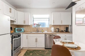 ثلاجة، ميكروويف، فرن، موقد طهي مسطح