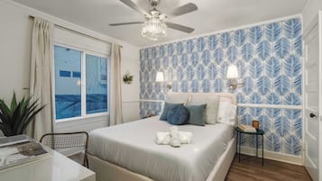 Een strijkplank/strijkijzer, reisbedje, wifi, beddengoed