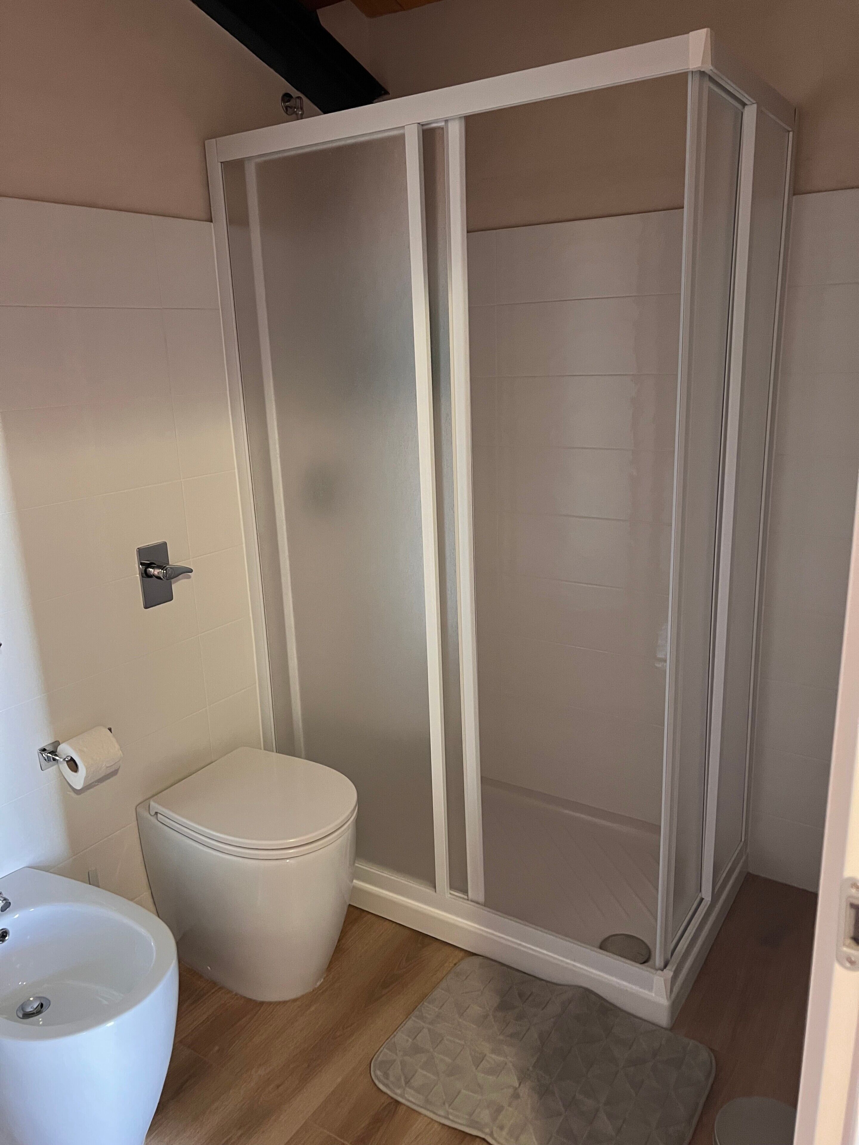 Een douche, een haardroger, handdoeken
