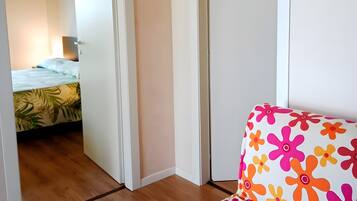 2 dormitorios, tabla de planchar con plancha, ropa de cama