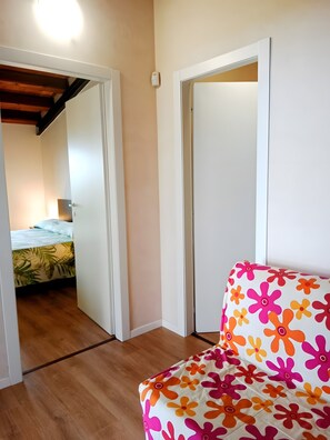 2 bedrooms, iron/ironing board, bed sheets - Room 'Vigna Di Pettineo - N5' with Shared Pool, Private Terrace and Air Conditioning (Vittoria)