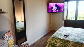 2 habitaciones, tabla de planchar con plancha y ropa de cama