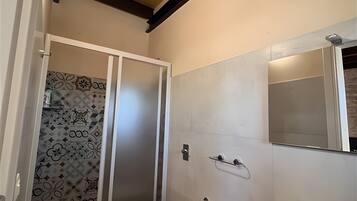 Ducha, secador de pelo, toallas