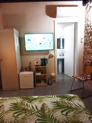 1 dormitorio, tabla de planchar con plancha, ropa de cama
