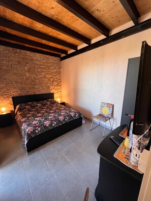 1 slaapkamer, een strijkplank/strijkijzer, beddengoed