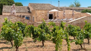 Property grounds - Apartment 'N8' with Shared Pool, Balcony and Air Conditioning (Vittoria)