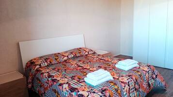 2 bedrooms, iron/ironing board, bed sheets