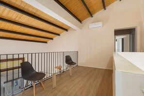 Interior - Apartment 'N8' with Shared Pool, Balcony and Air Conditioning (Vittoria)