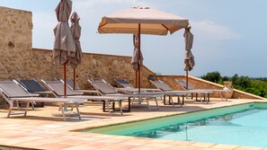 Pool - Apartment 'N8' with Shared Pool, Balcony and Air Conditioning (Vittoria)