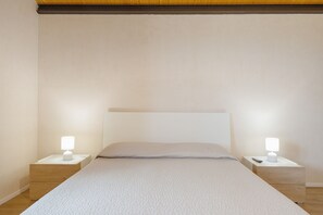 Room - Apartment 'N8' with Shared Pool, Balcony and Air Conditioning (Vittoria)