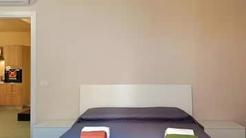 2 makuuhuonetta, silitysrauta/-lauta, vuodevaatteet