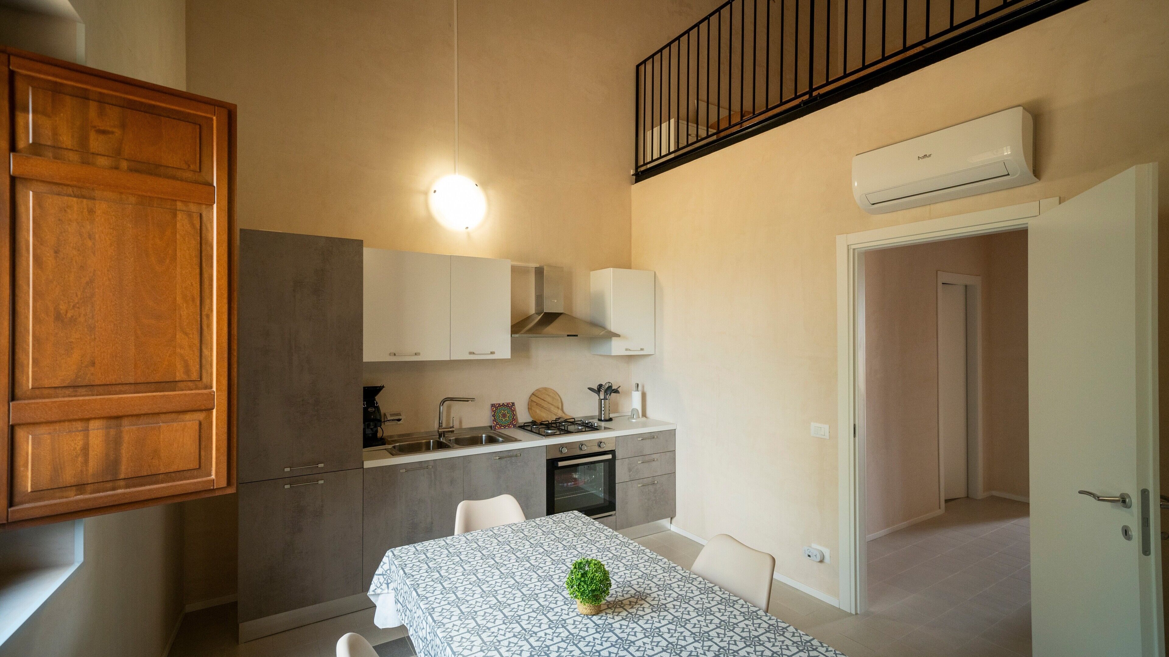 Jääkaappi, uuni, liesi, kahvin-/teenkeitin