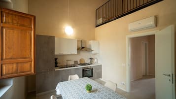 Jääkaappi, uuni, liesi, kahvin-/teenkeitin