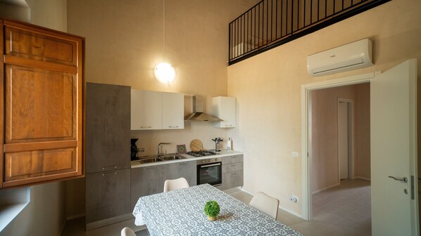 Jääkaappi, uuni, liesi, kahvin-/teenkeitin