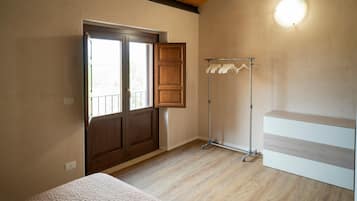 1 makuuhuone, silitysrauta/-lauta, vuodevaatteet