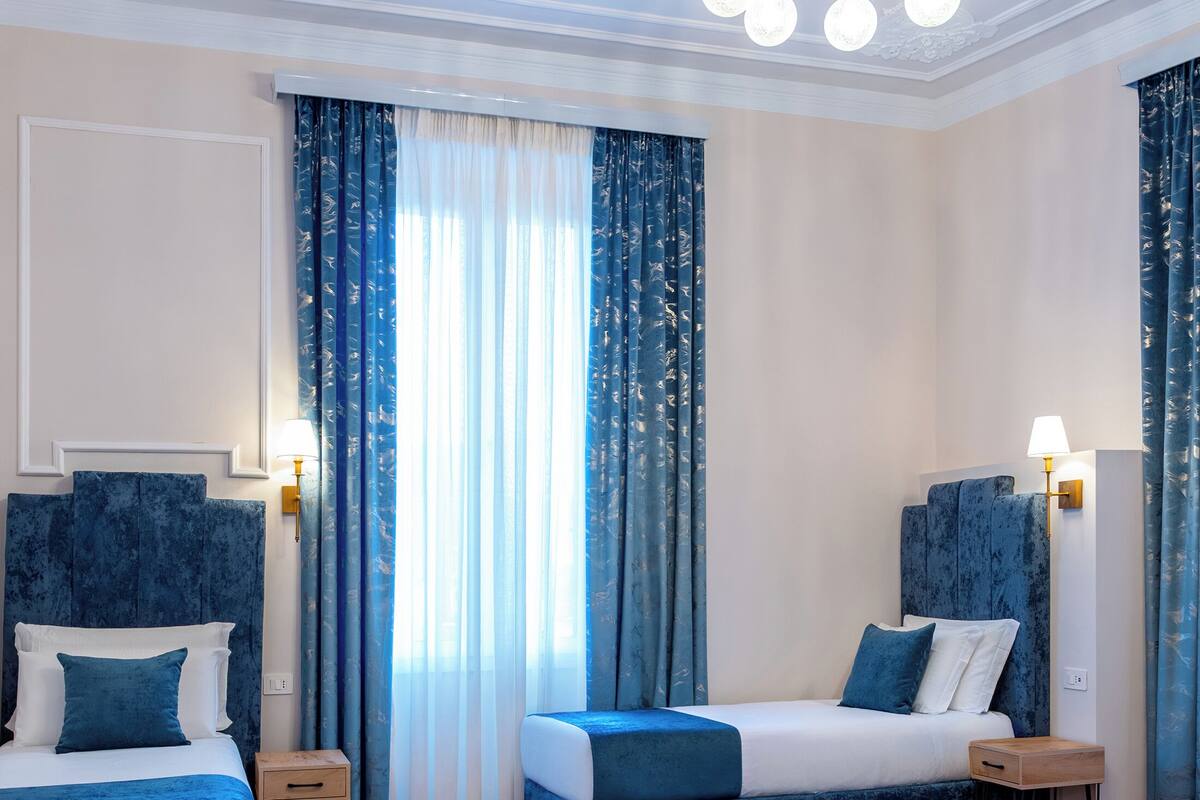 Chambre quadruple Confort | Couette en duvet, lit avec matelas en mousse à mémoire, minibar