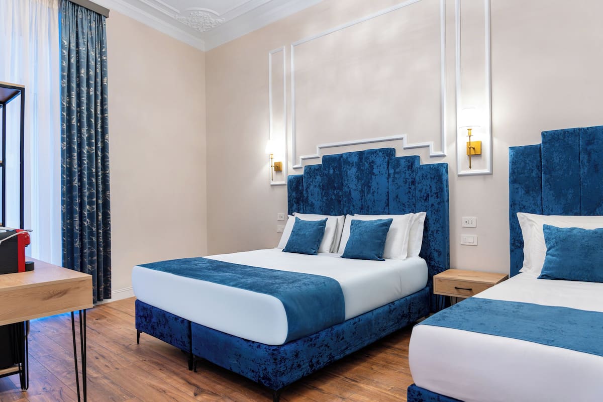 Chambre triple Confort | Couette en duvet, lit avec matelas en mousse à mémoire, minibar