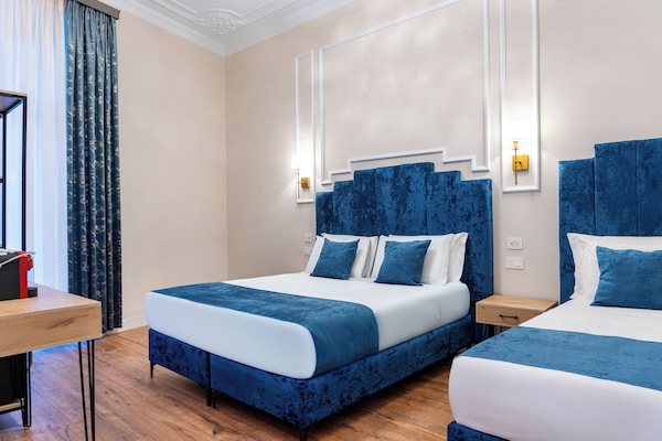 Habitación triple Confort | Edredón, camas con efecto memoria y minibar