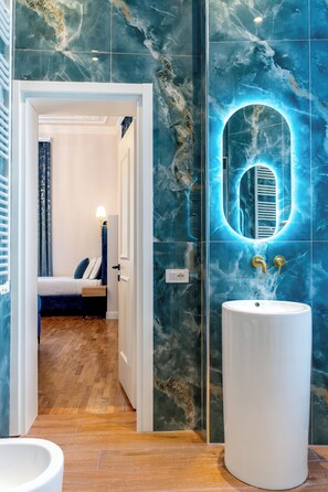 Comfort Quadruple Room | Bathroom | Hair dryer, towels, soap, shampoo - Fiume 20 (Florence)