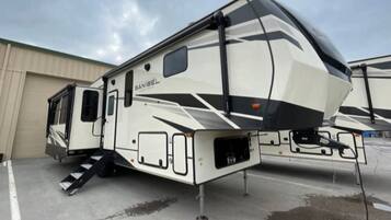 Parkeerplaatsen op het terrein