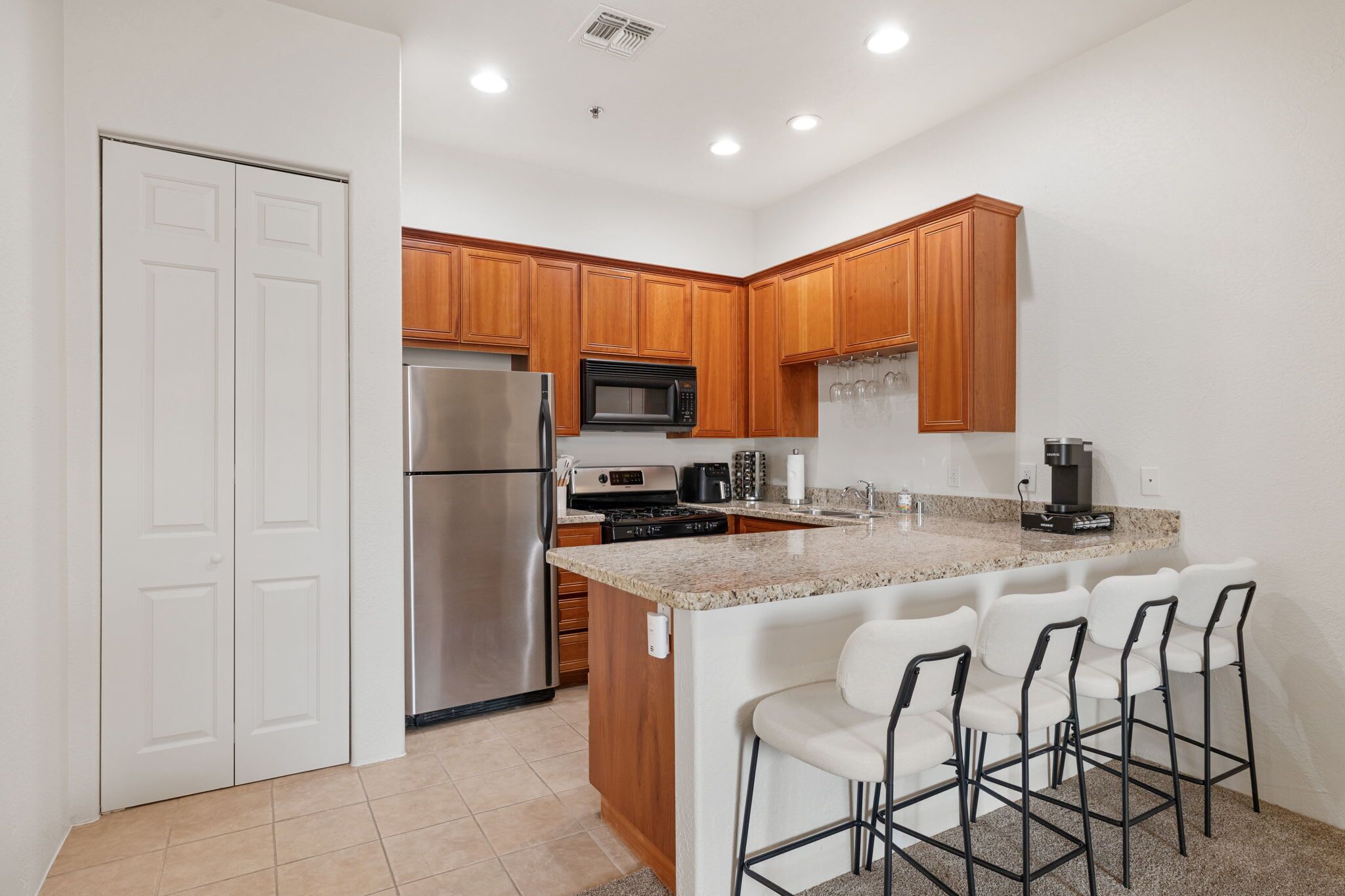 Fridge, microwave, stovetop, dishwasher