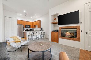 تلفزيون، مدفأة، مكتب