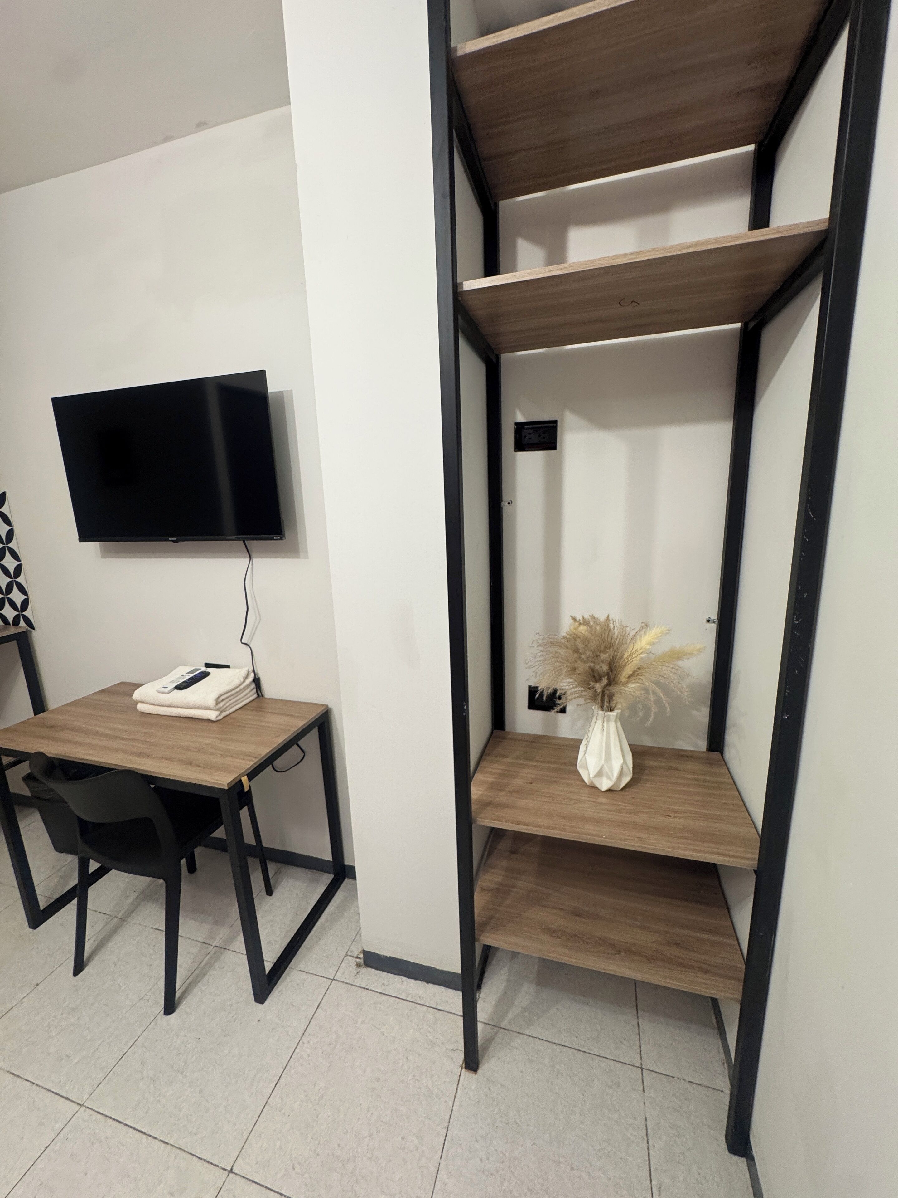 基础双人房, 1 张双人床, 无窗 | 特色装修、特色家居、办公桌、笔记本电脑工作区