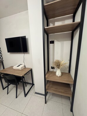 Basic dubbelrum - 1 dubbelsÀng - inga fönster | Individuell inredning, unika möbler, skrivbord och arbetsyta för laptop