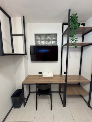 Economy dubbelrum - 1 dubbelsÀng - inga fönster | Individuell inredning, unika möbler, skrivbord och arbetsyta för laptop