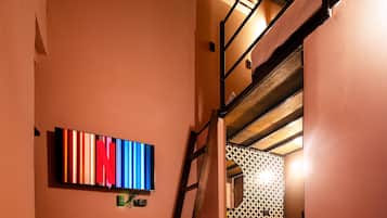 經濟雙人房, 1 張標準雙人床, 無窗戶 | 獨特裝潢、布置獨特、書桌、筆電工作空間